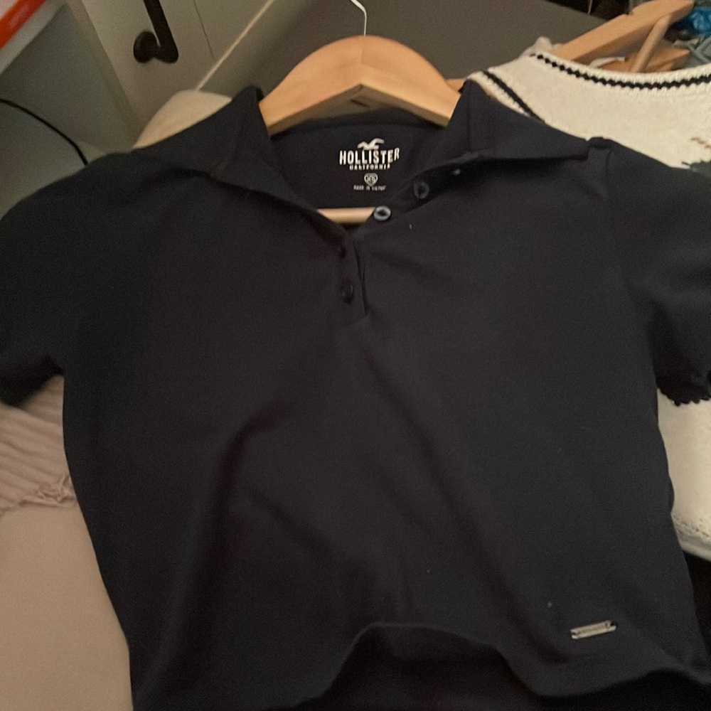 Hollister navy blue cropped shirt